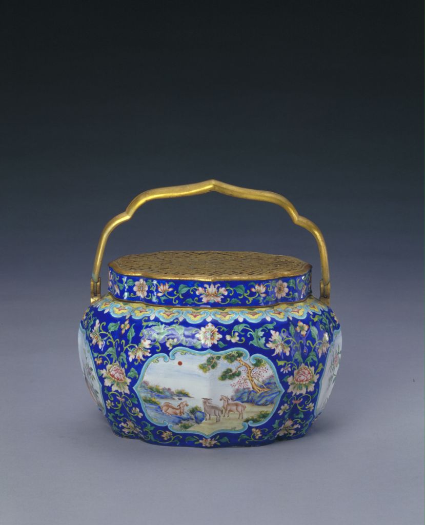 图片[1]-Enamel painted three yang kaitai pattern hand stove-China Archive